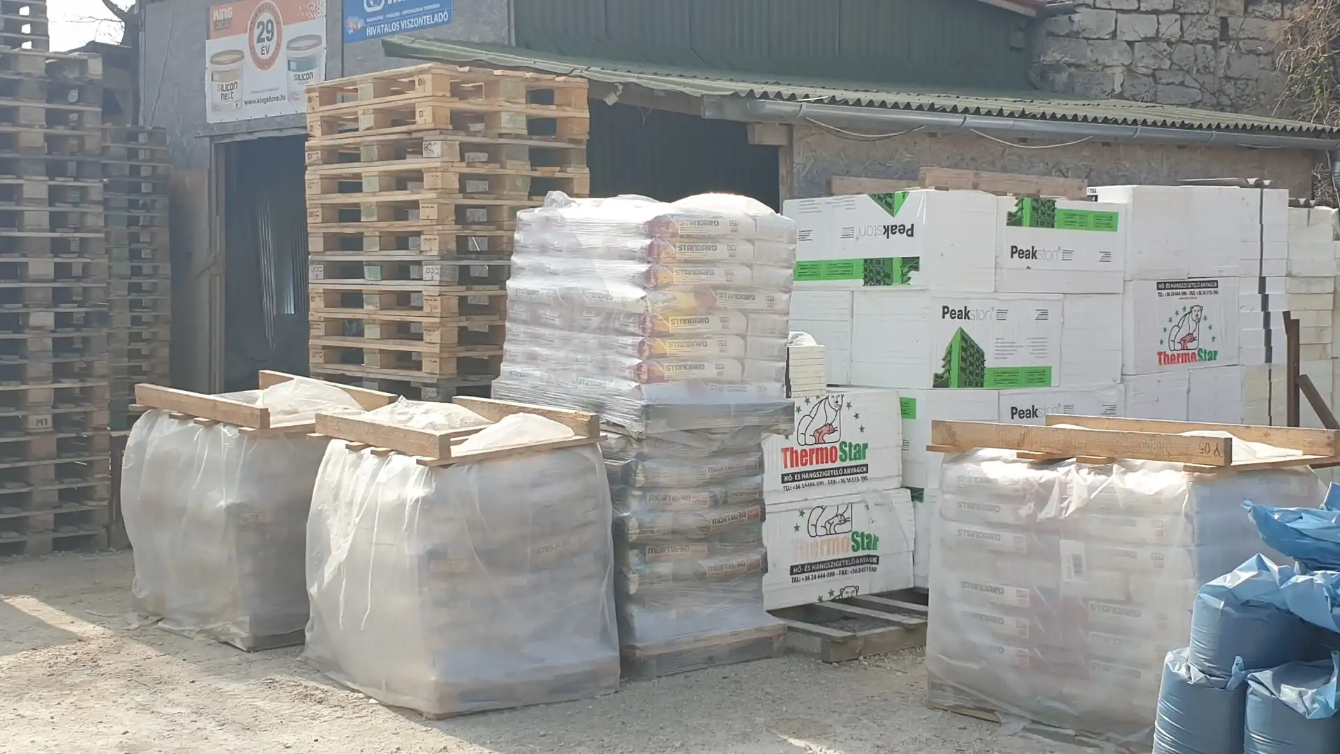 Raklapos hőszigetelő és építőanyag-készlet a Szakitüzép telephelyén